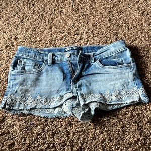 Girls, Levi’s Shorty short with embroidered bottoms and pockets size 14 regular